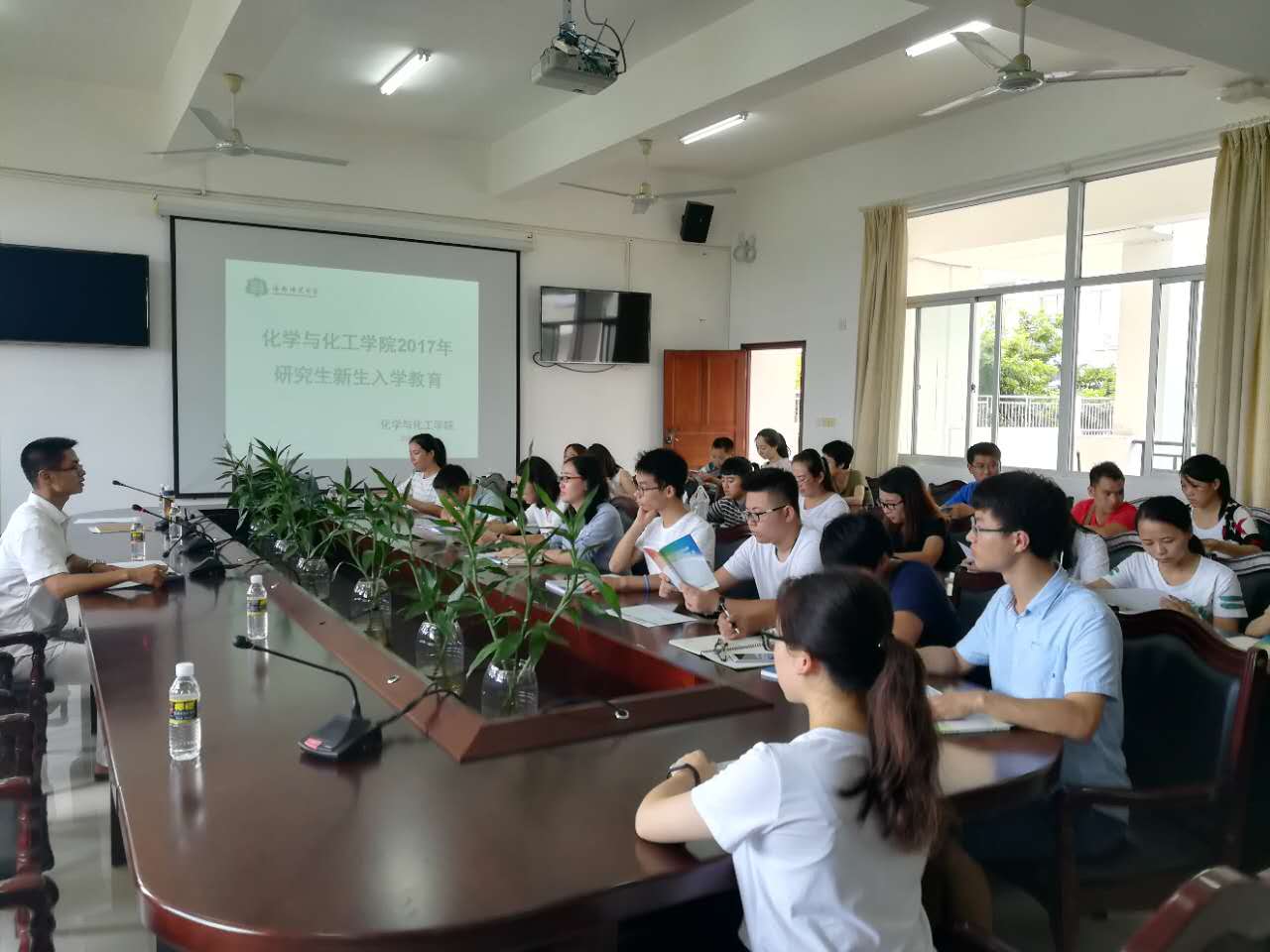 我院召开2017级研究生入学教育暨导师见面会