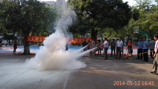 物理与电子工程学院组织行政教工参加消防演练