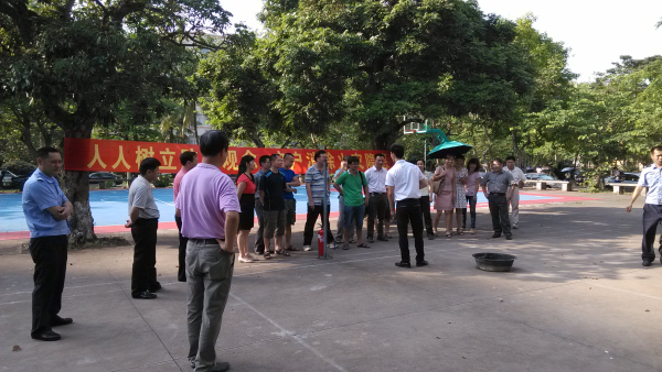 物理与电子工程学院组织行政教工参加消防演练