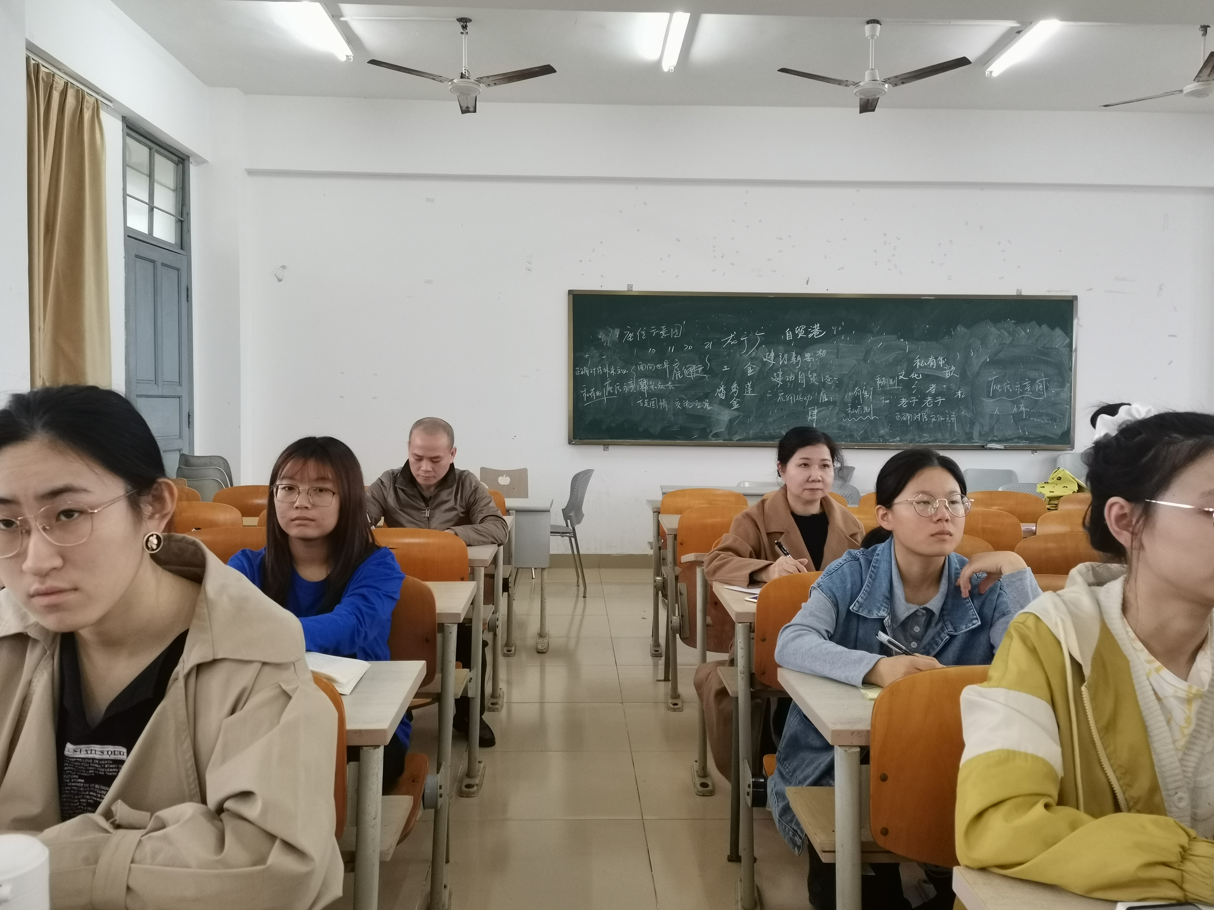 文学院开展听评课“教学质量提升周”活动