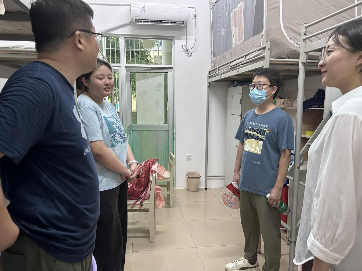 深入宿舍送温情,关怀备至暖萌新