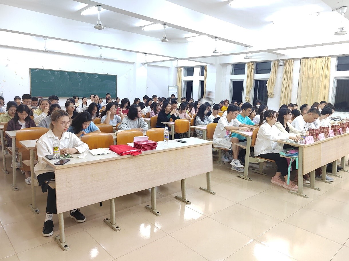 文学院举办“诵读红色家书,传承家国精神”主题朗诵比赛