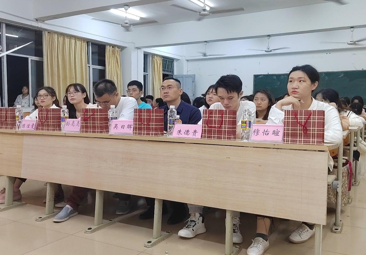 文学院举办“诵读红色家书,传承家国精神”主题朗诵比赛