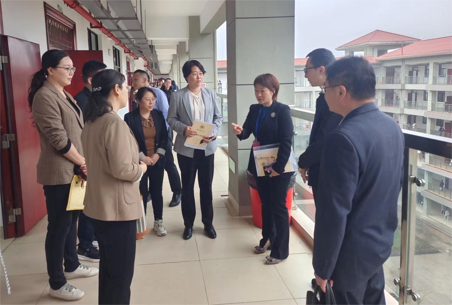 校领导深入法学院课堂与学生共听“开学第一课”