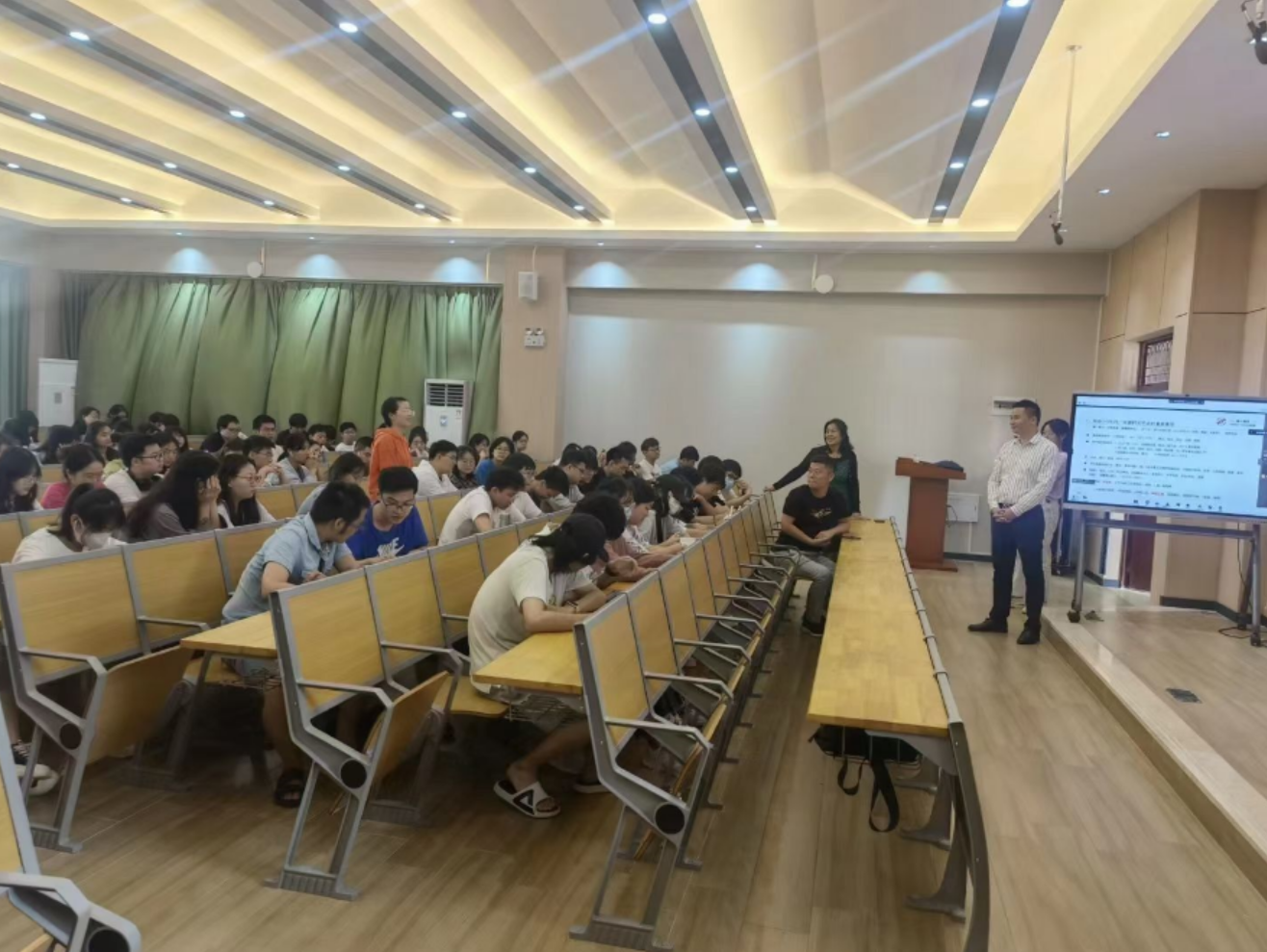 【校友来了】经济学系邀请优秀校友来学院做交流讲座