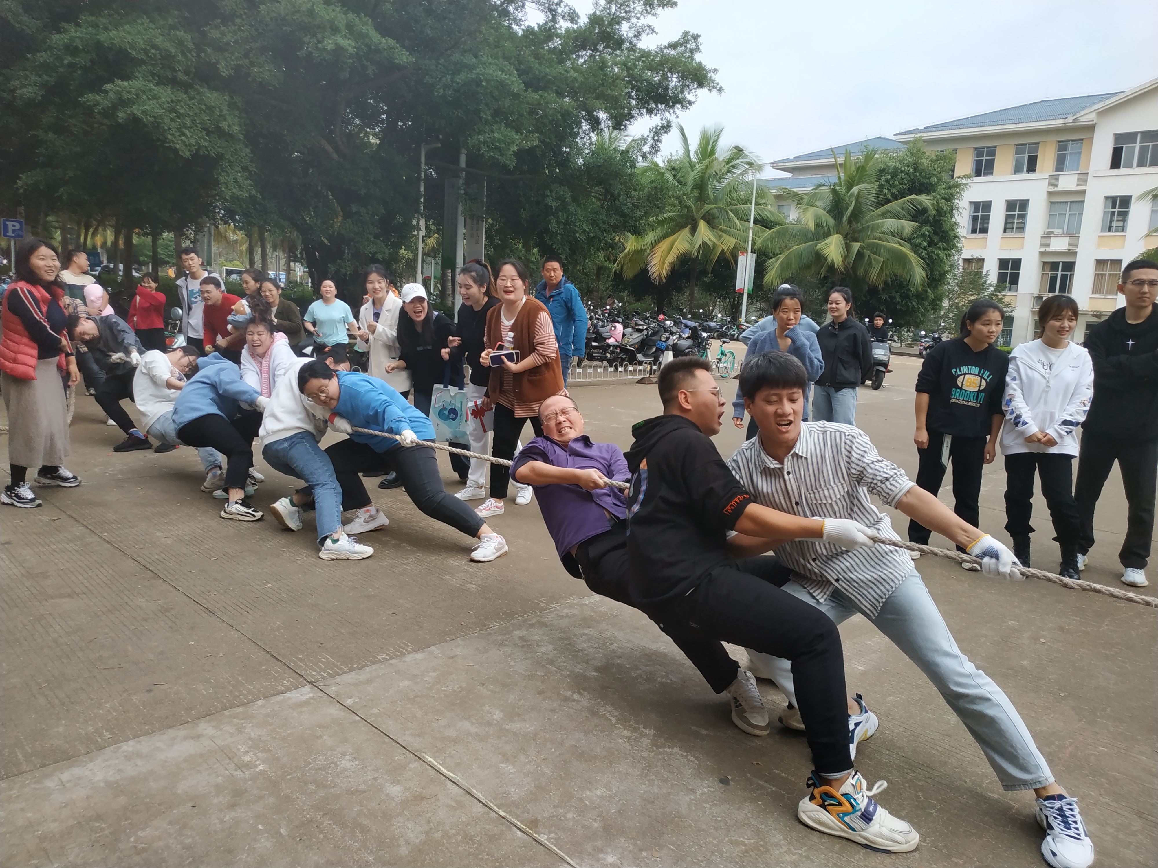 我院召开研究生第三届趣味运动会
