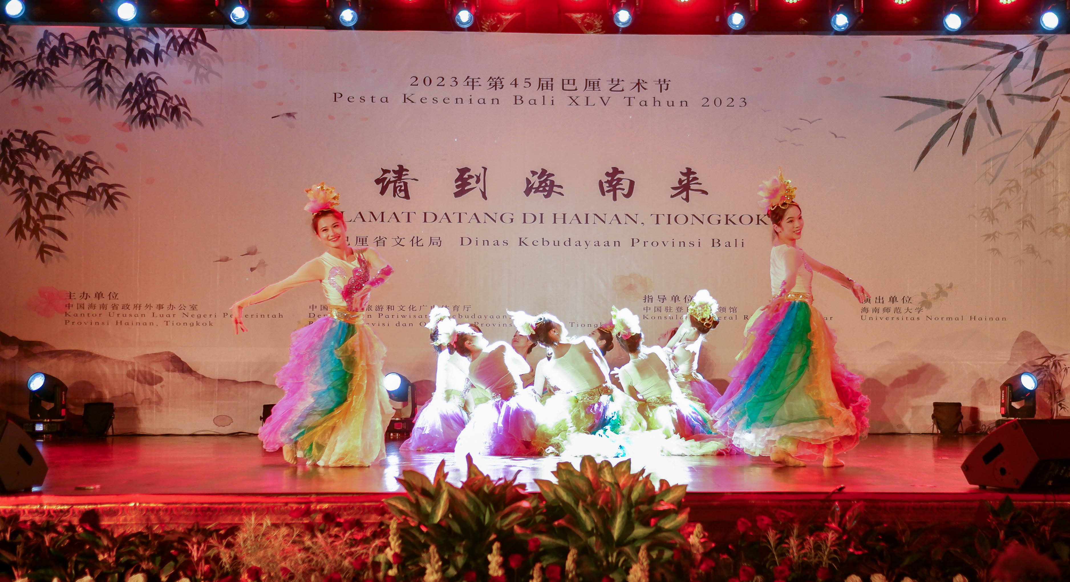 海南师范大学音乐学院为印尼第45届巴厘艺术节献上精彩演出