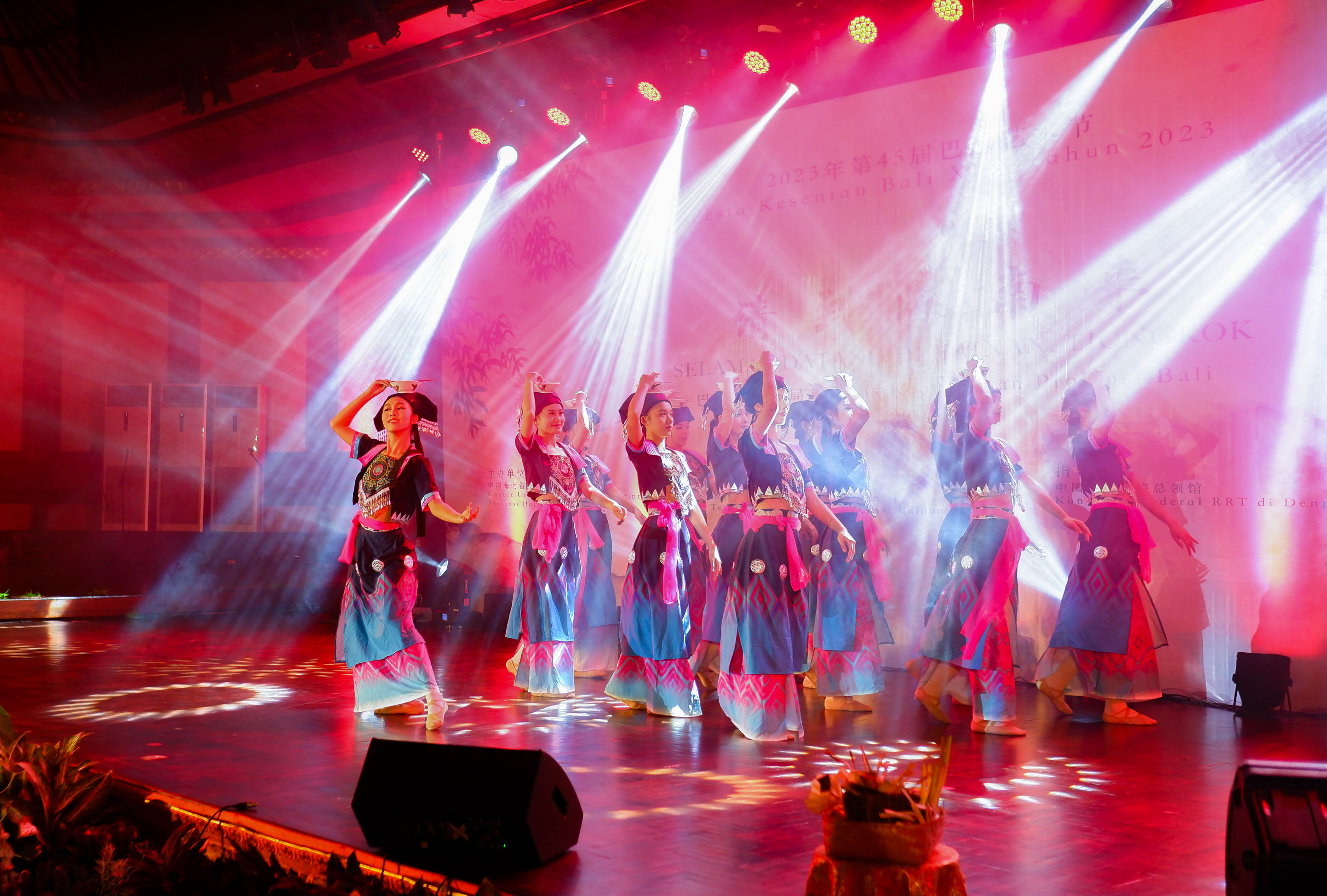 海南师范大学音乐学院为印尼第45届巴厘艺术节献上精彩演出