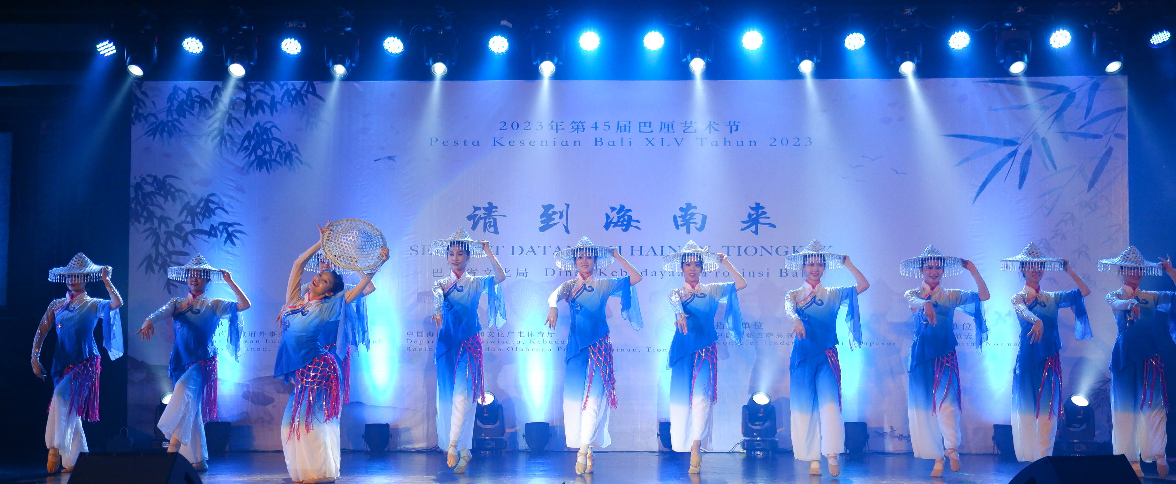 海南师范大学音乐学院为印尼第45届巴厘艺术节献上精彩演出