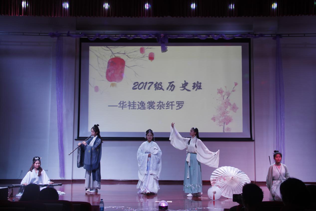 华裳秀典,莫负韶华——记青年之声·文学院女生节之“华裳秀典,莫负韶华”时装秀