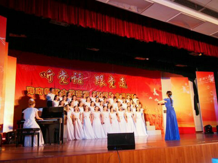我院合唱队在参加比赛.jpg