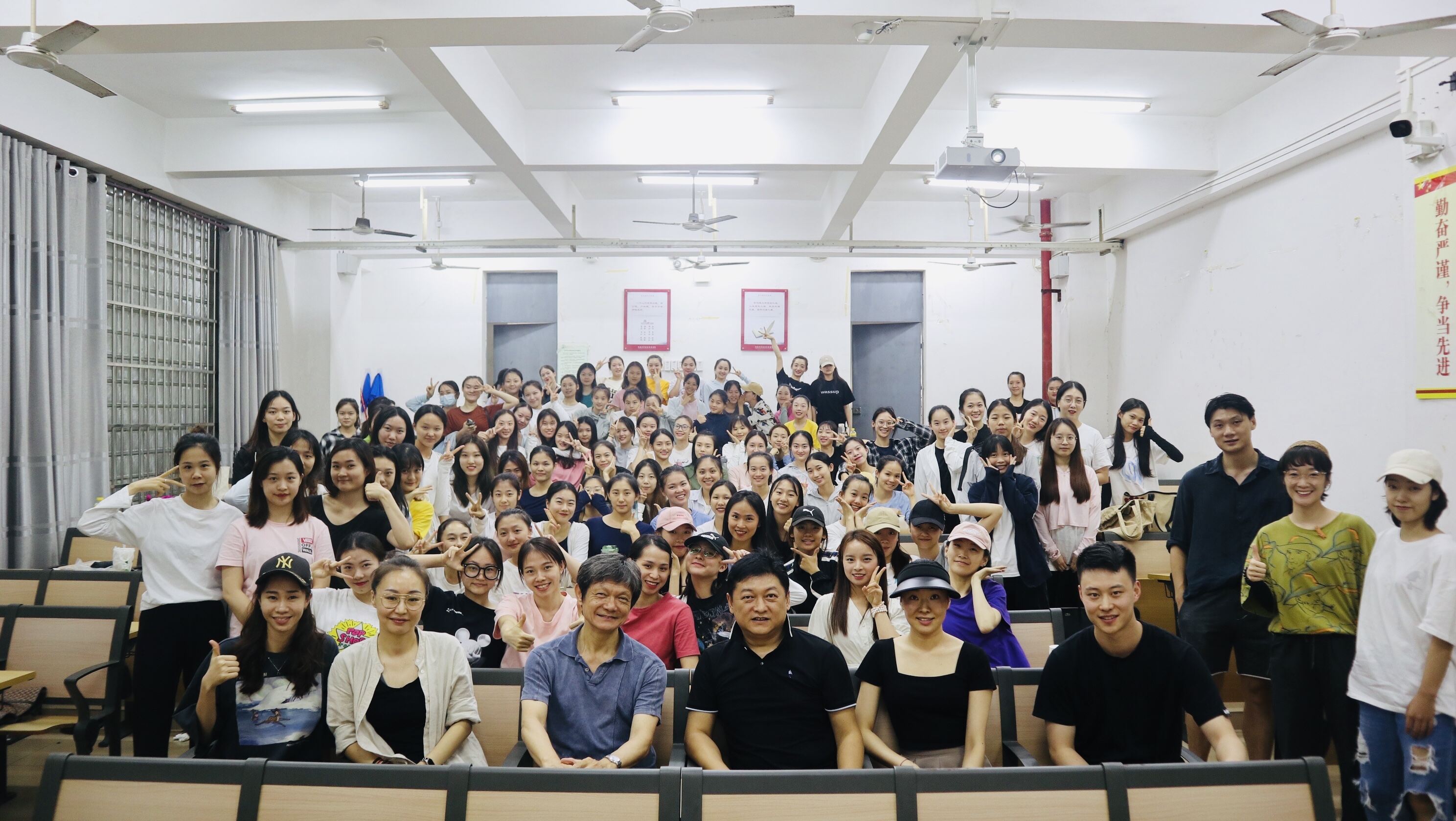 “中国现代舞之父”莅临我院讲学