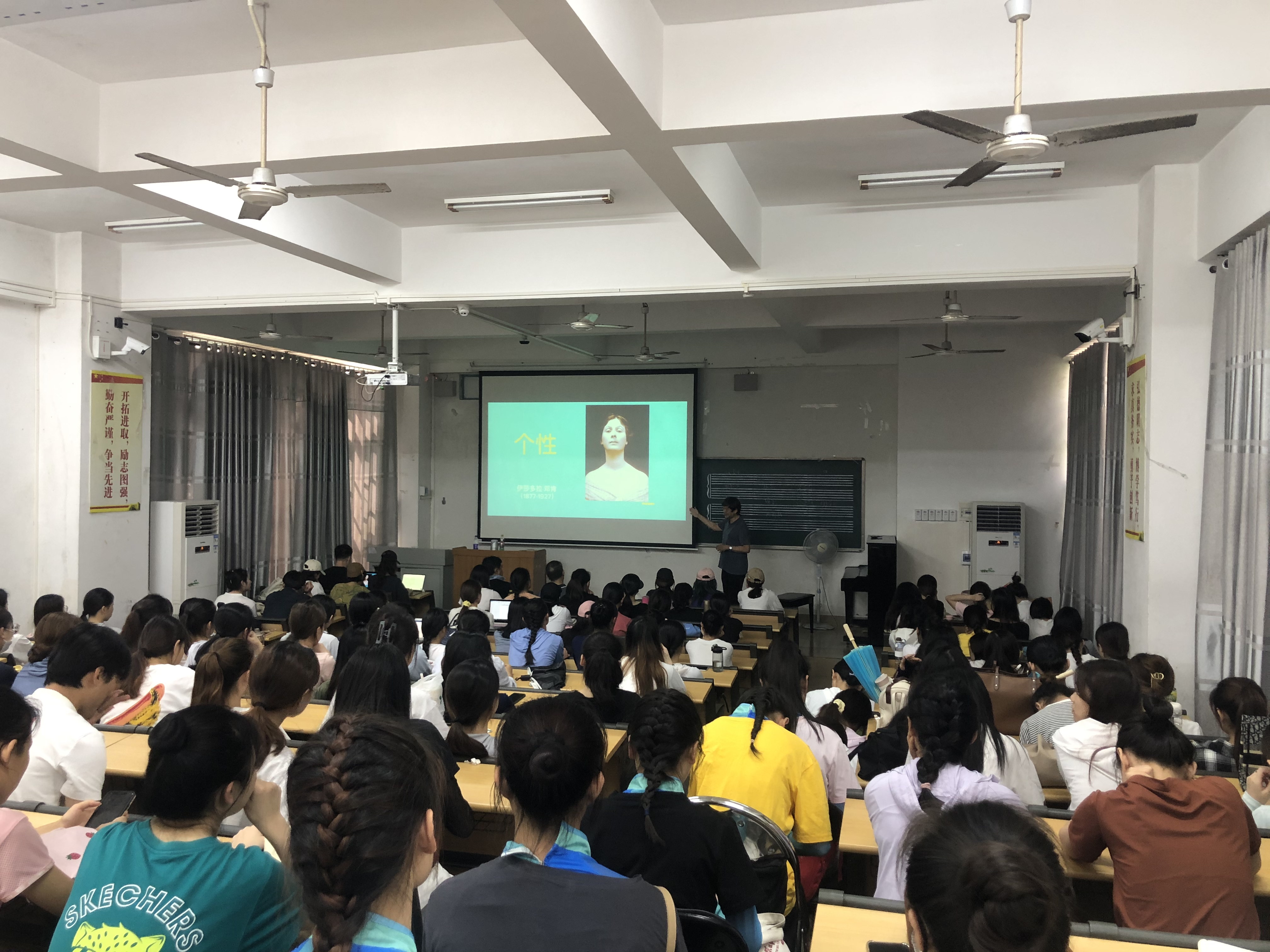 “中国现代舞之父”莅临我院讲学