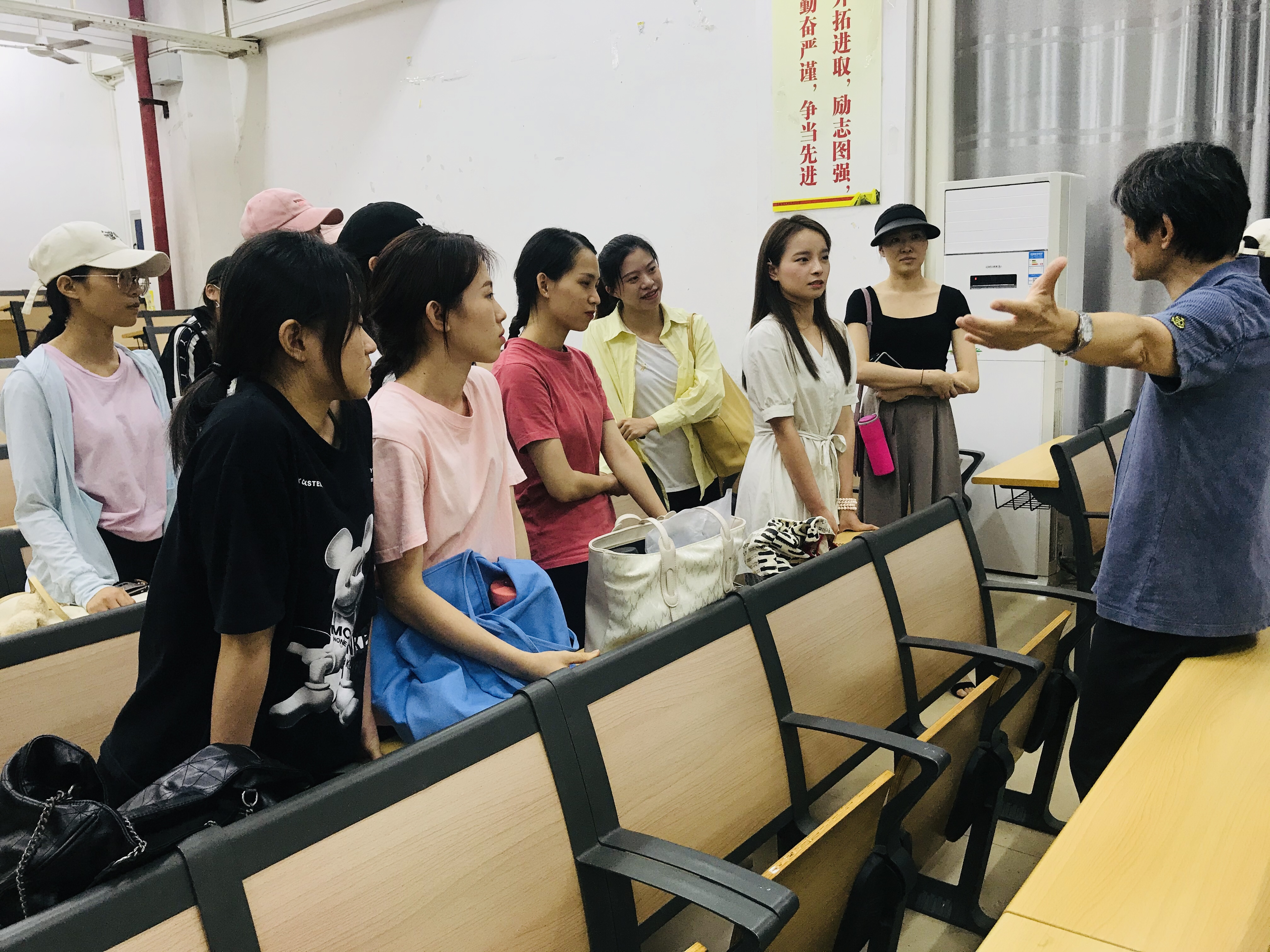 “中国现代舞之父”莅临我院讲学