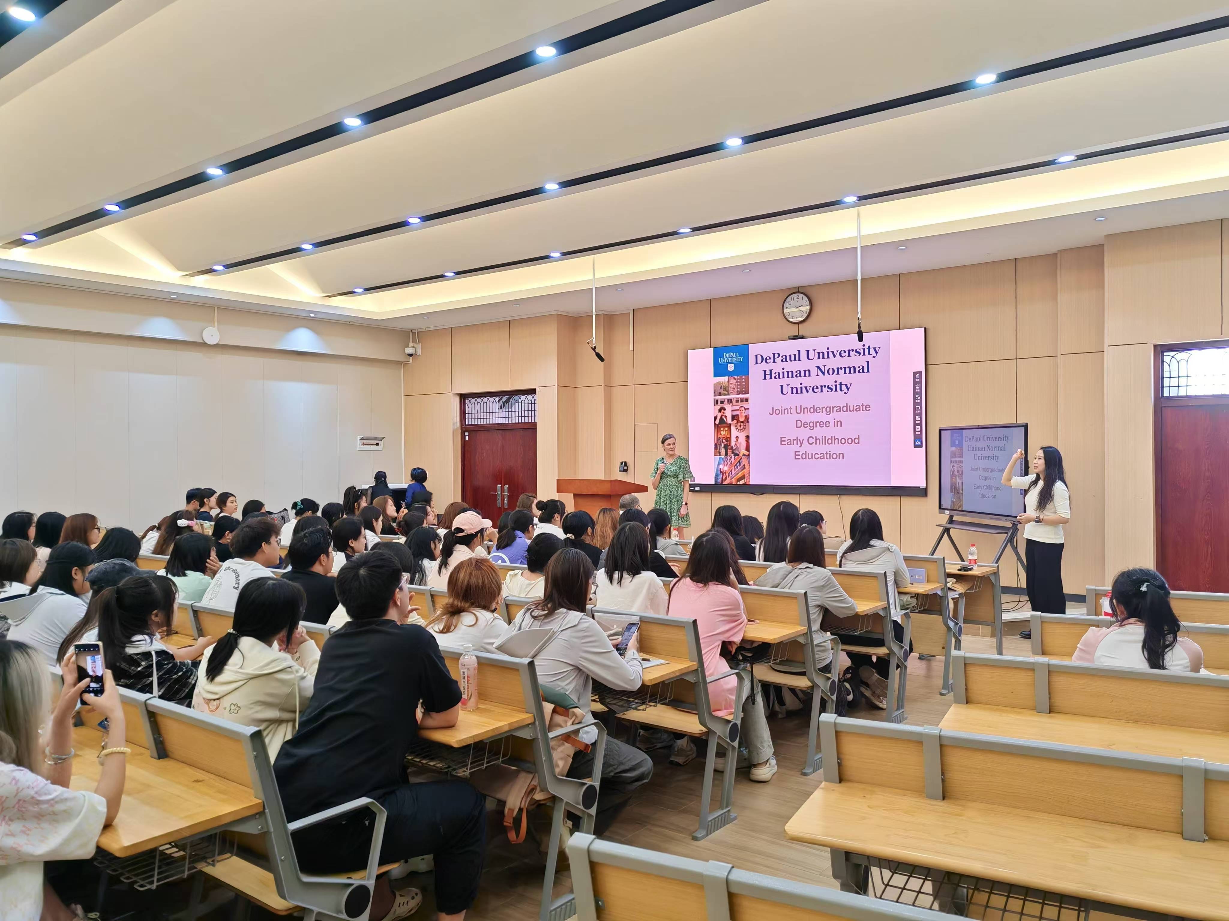 美国德保罗大学代表团与教育学院学前教育专业(中外合作)师生举行座谈会
