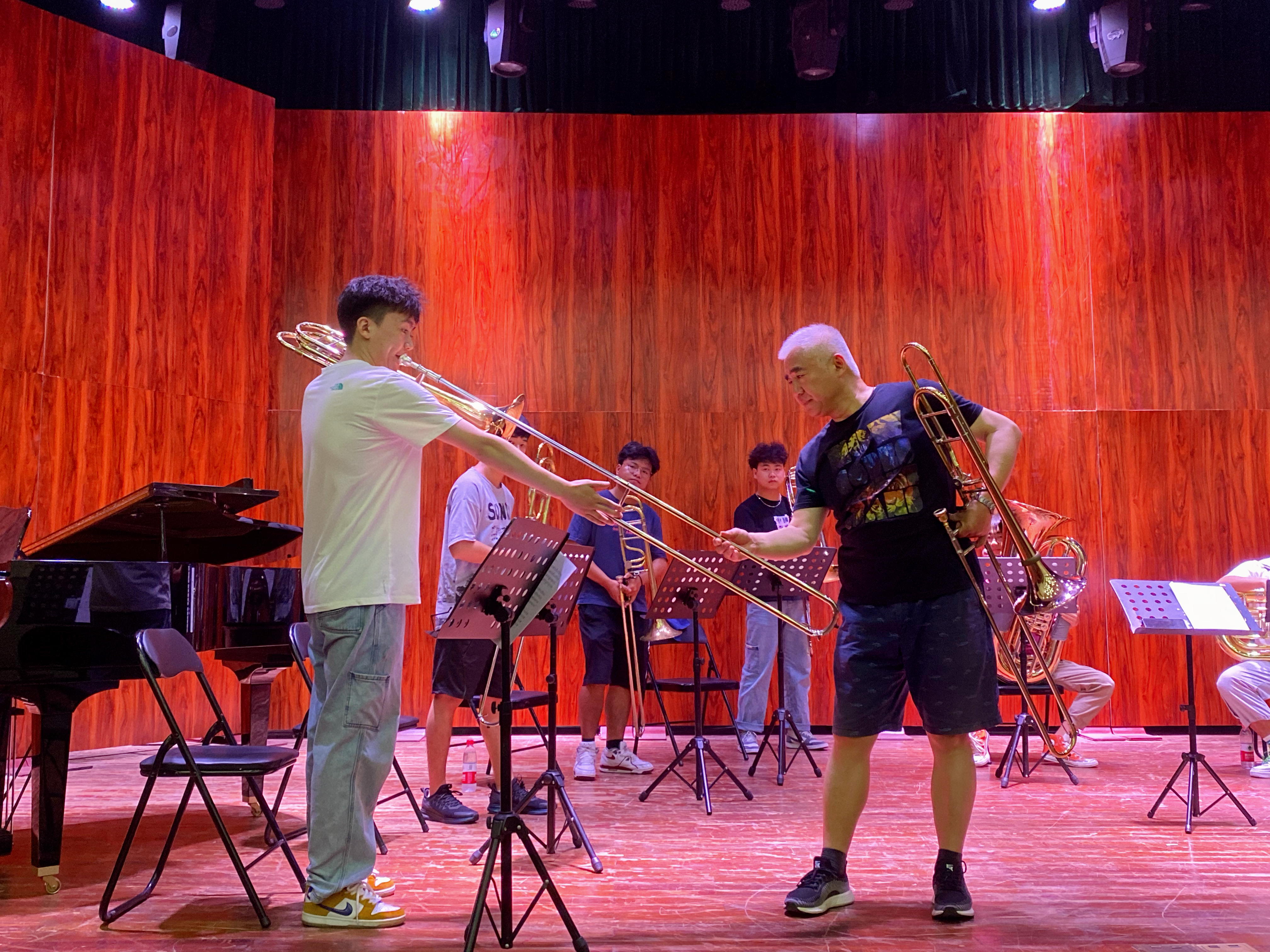 我院邀请国家一级演员师鲁嘉教授举办铜管大师课