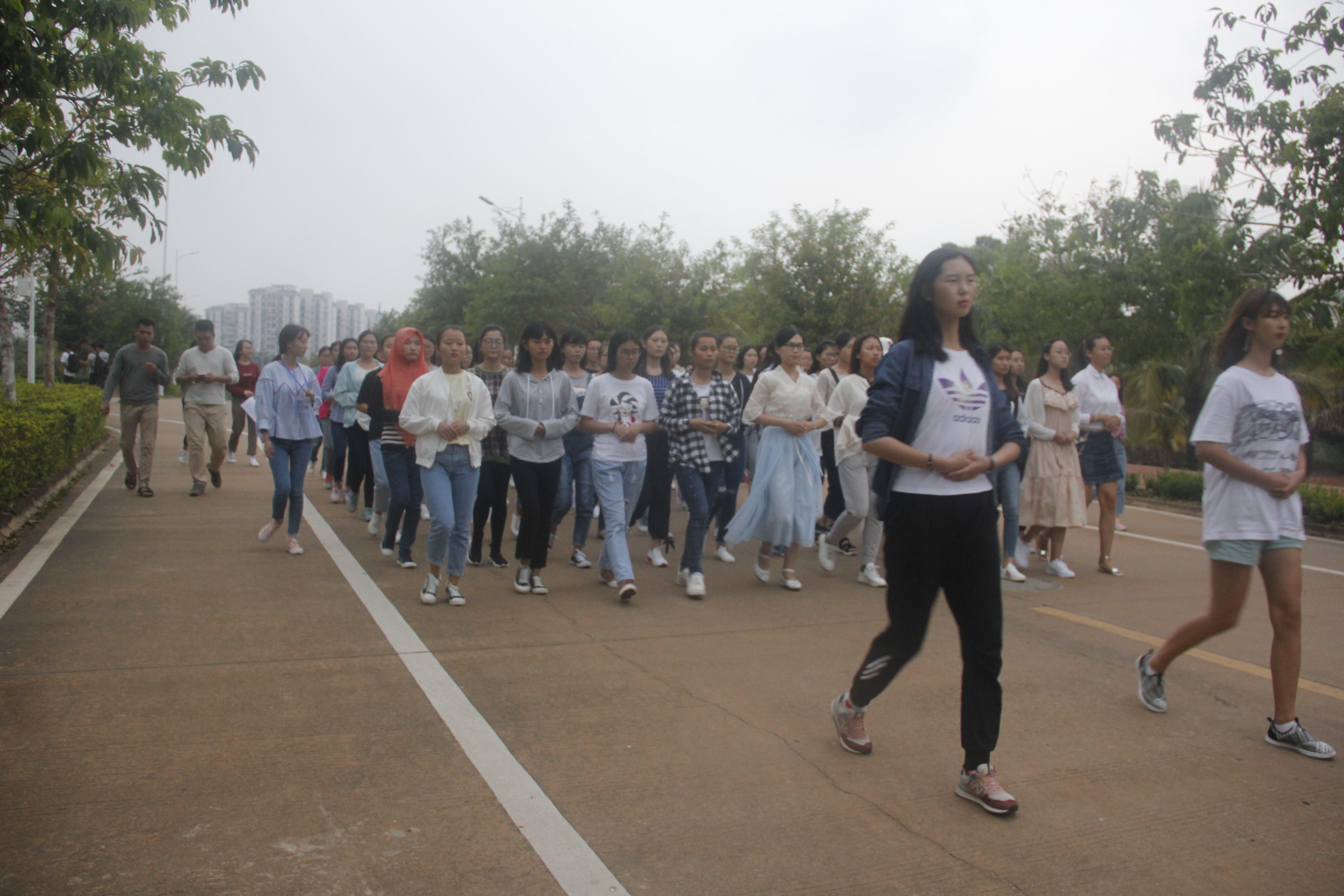 书剑并重,巾帼风采——记青年之声•文学院运动会前采访女子方阵