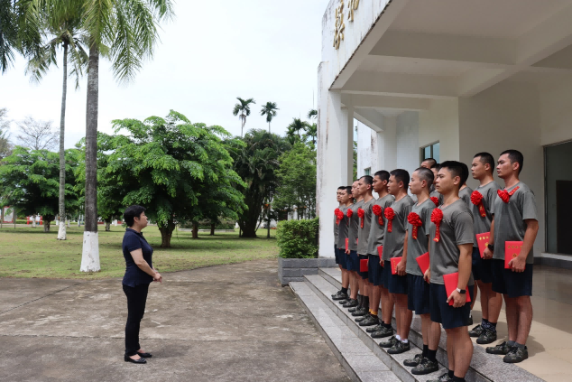 我校热烈欢送2023年入伍参军学生