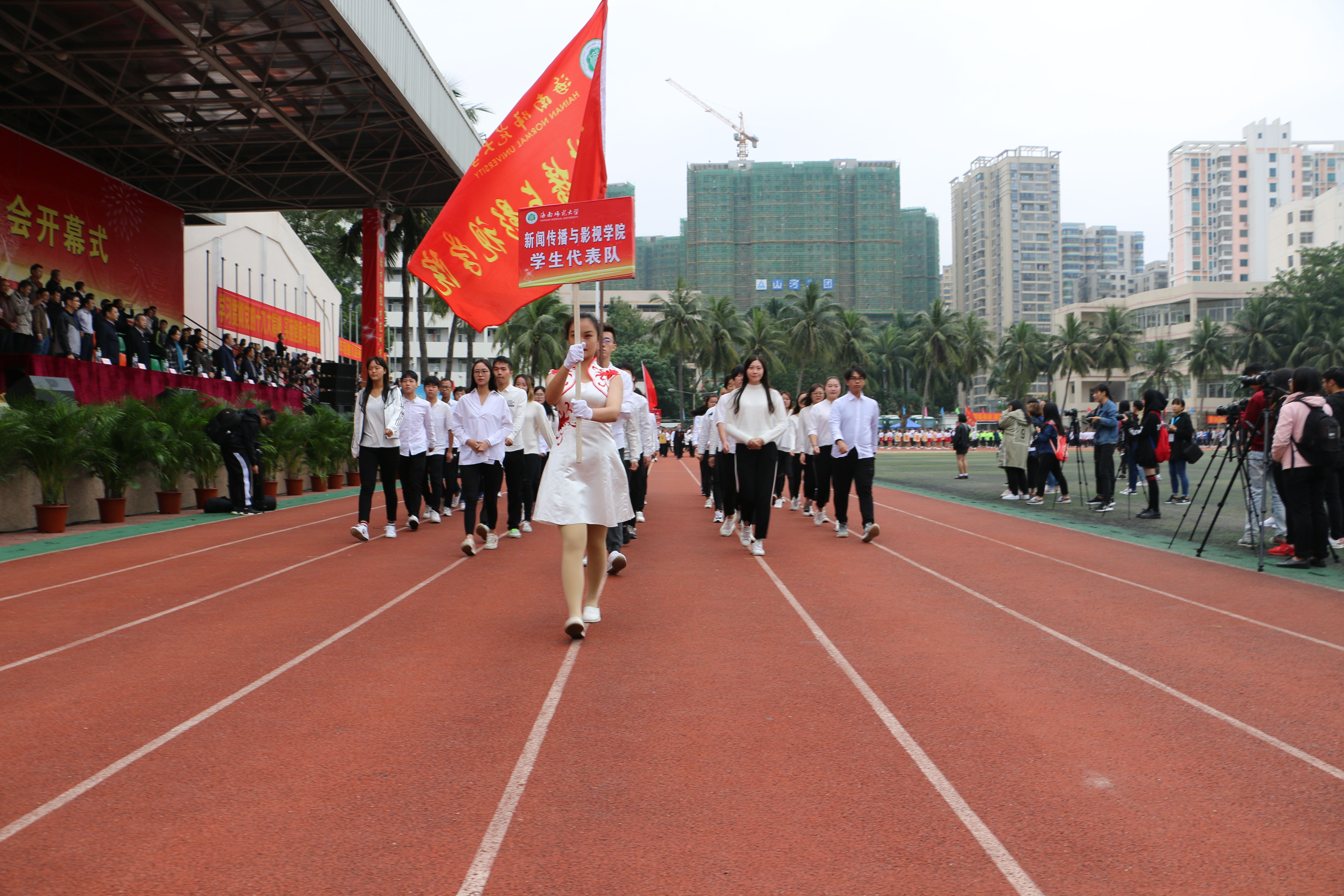 健儿显身手 骄子竞风流