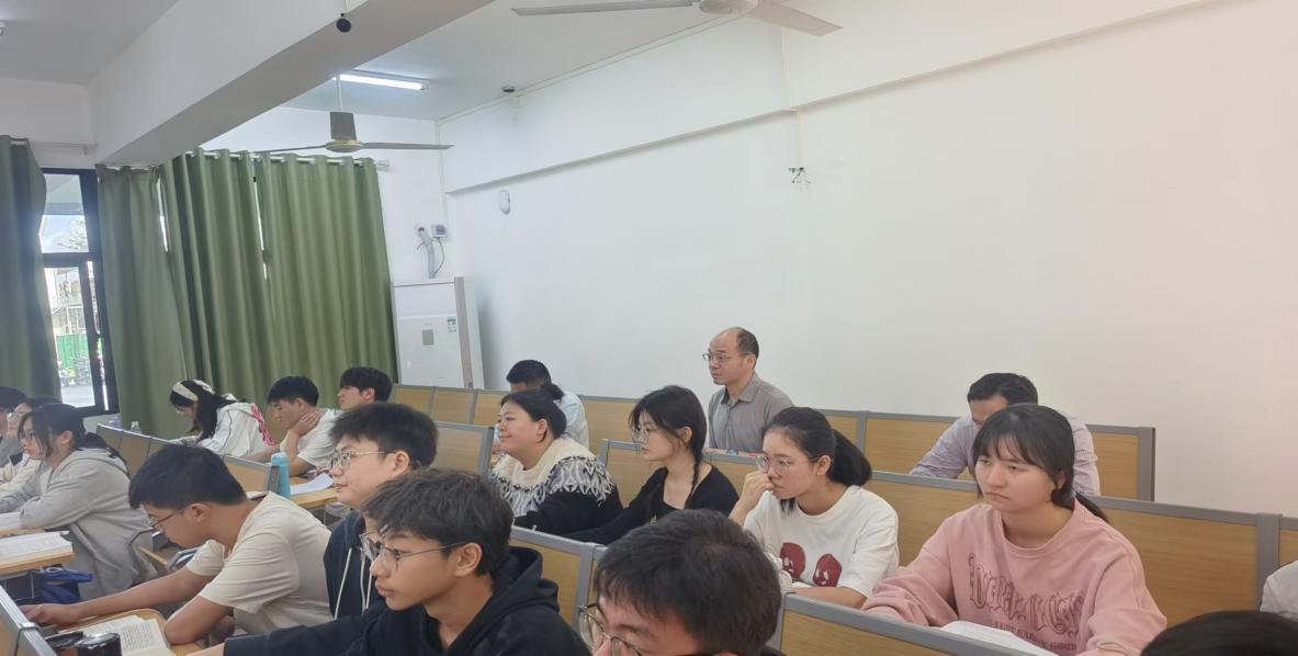 聚焦课堂质量，加强学风建设--副校长徐基良深入法学院课堂听课