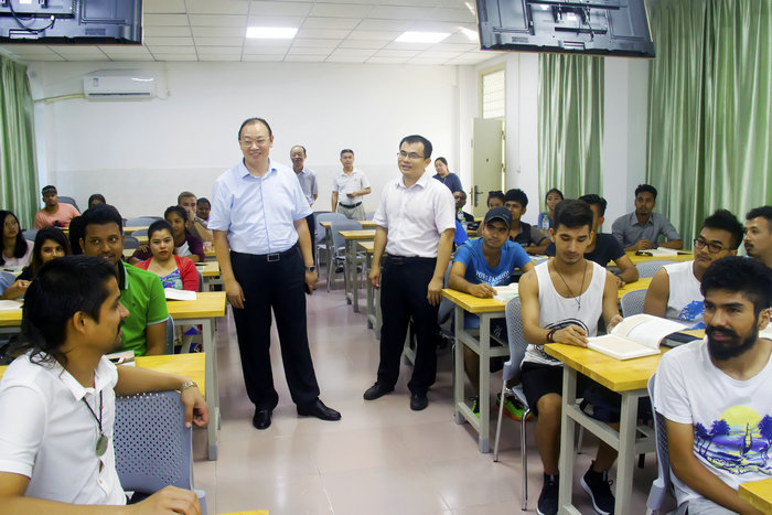 1504771466473348.jpg 李森副校长正在与国际学生亲切交流.jpg