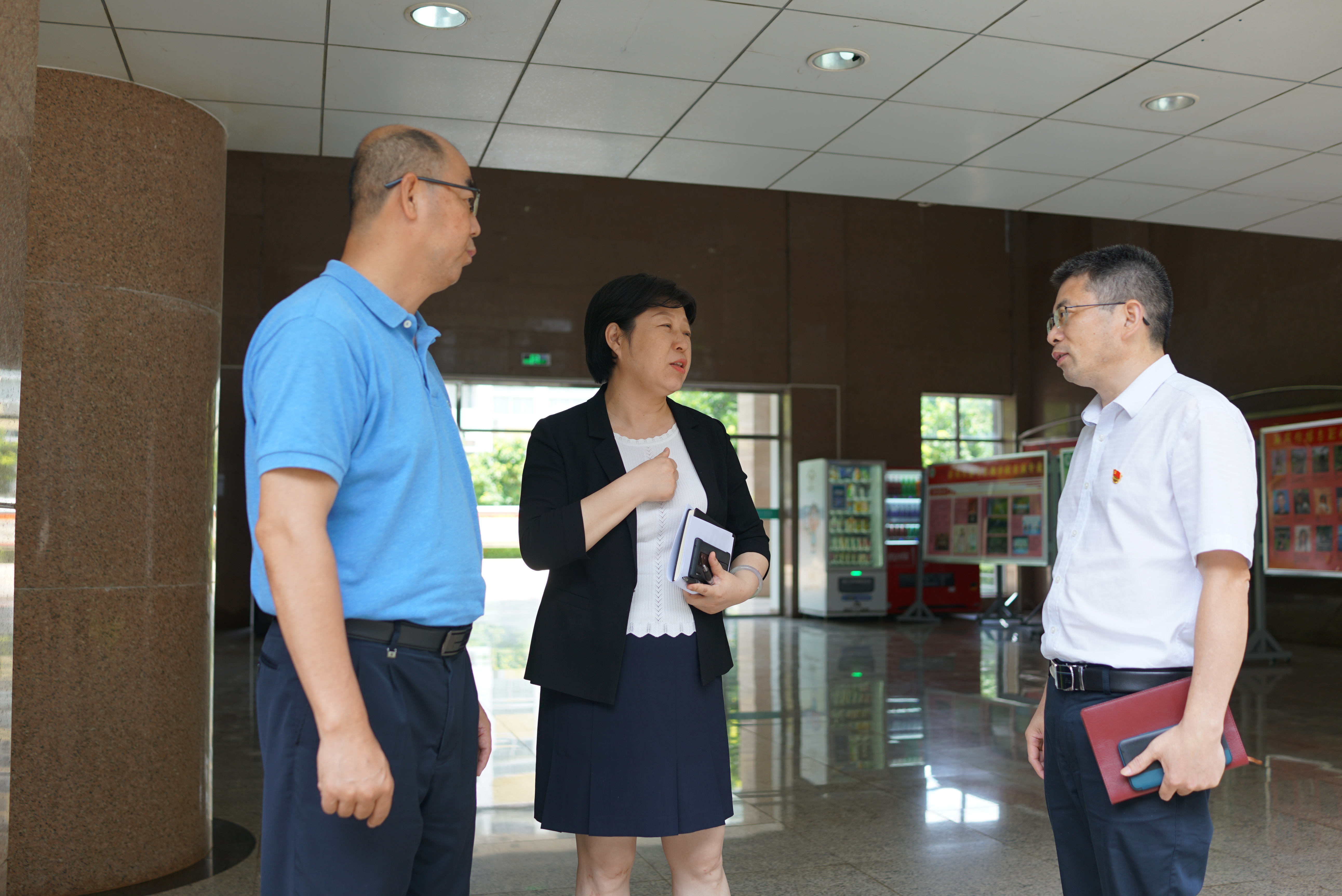 许玫到新闻传播与影视学院调研