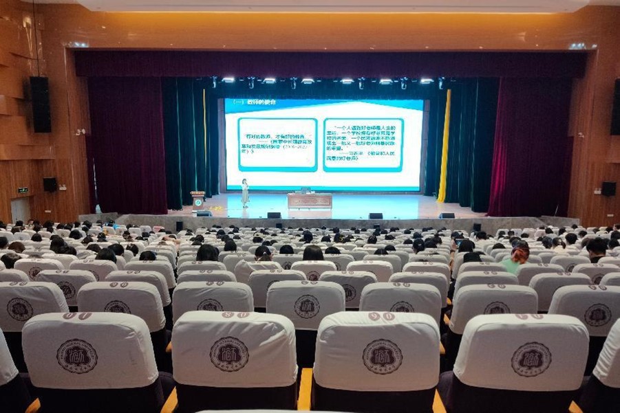 记文学院举办“高效备课,备出精彩”主题教育见习讲座
