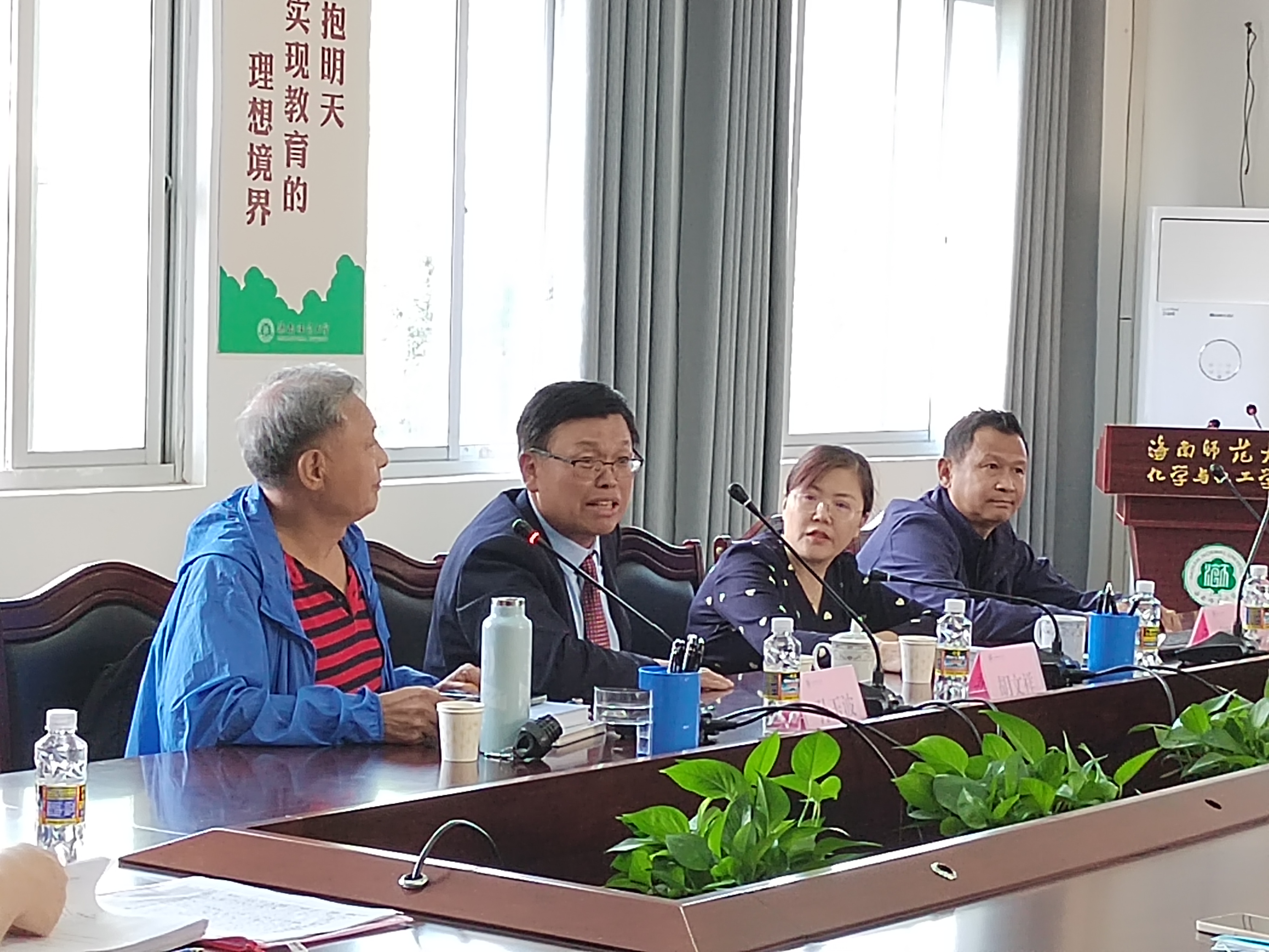 俄罗斯自然科学院胡文祥院士及其团队莅临我校化学与学院讲学