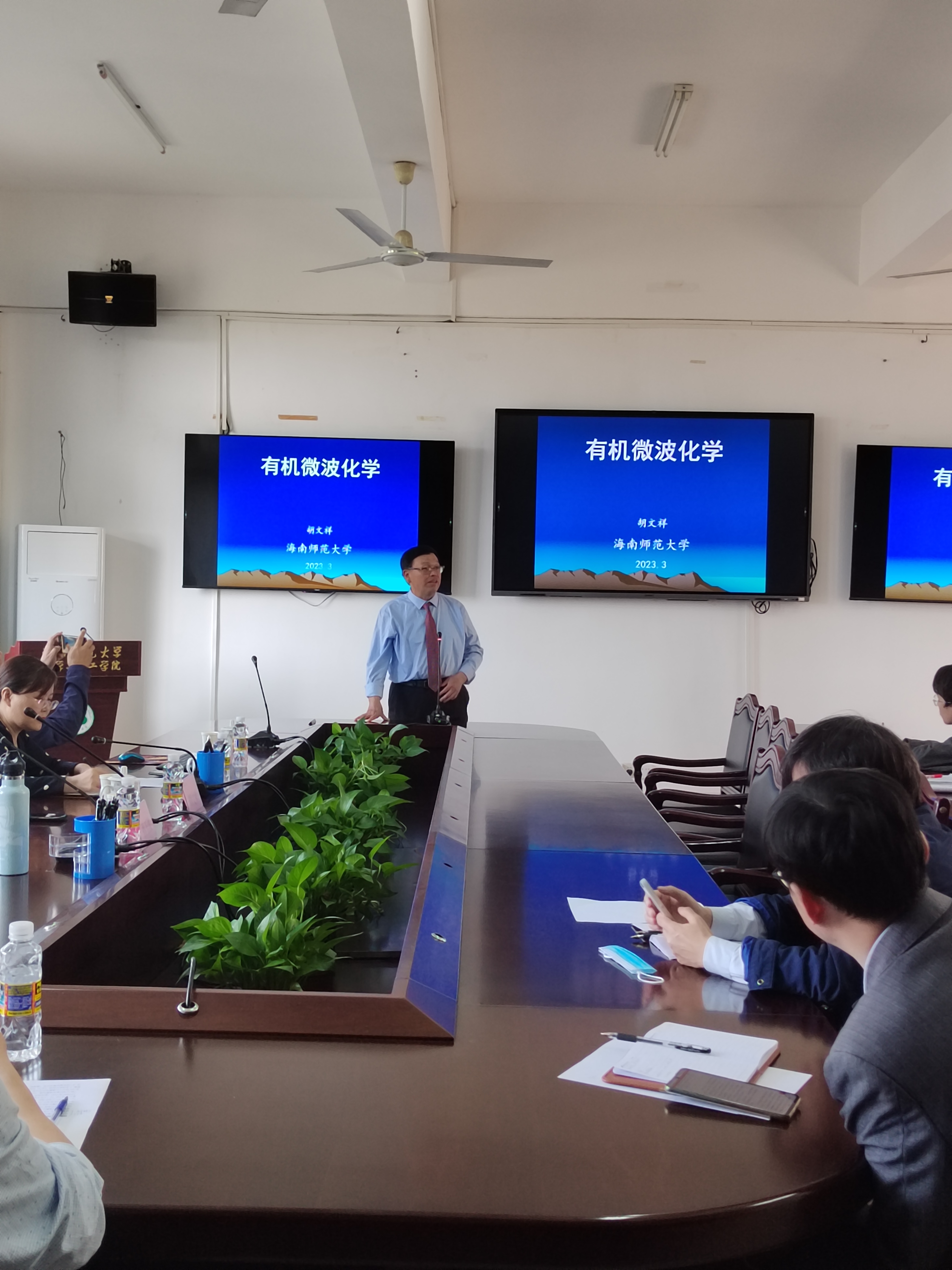 俄罗斯自然科学院胡文祥院士及其团队莅临我校化学与学院讲学