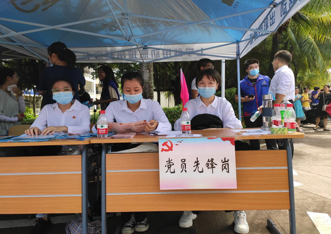 法学院师生党员积极参与迎新工作